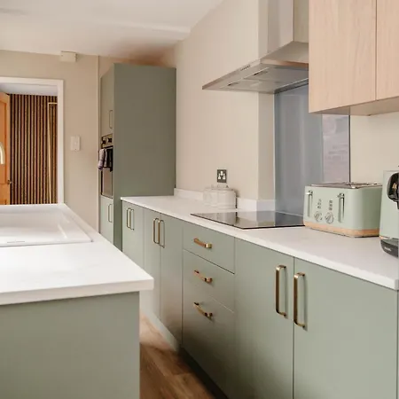 Calming Boutique Home - Walk To City *