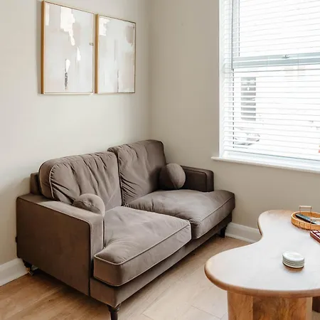 Calming Boutique Home - Walk To City