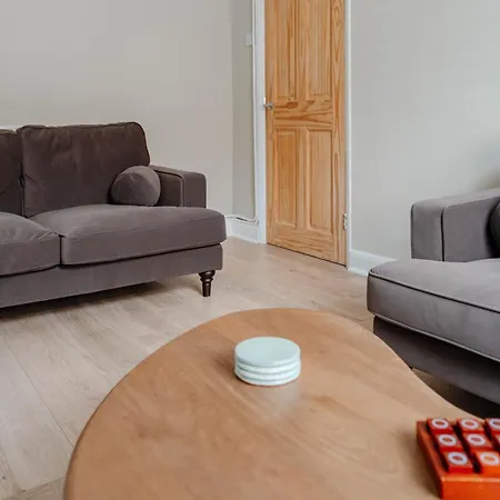 Calming Boutique Home - Walk To City Holiday home