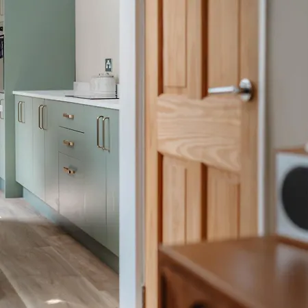 Calming Boutique Home - Walk To City