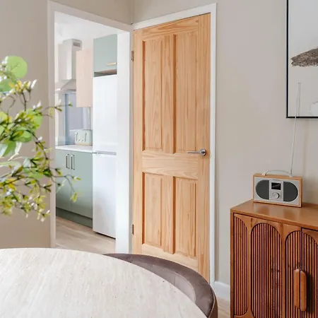 Calming Boutique Home - Walk To City Holiday home *