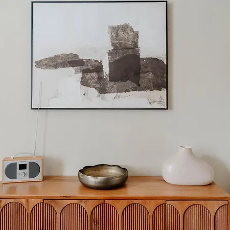 Calming Boutique Home - Walk To City Holiday home