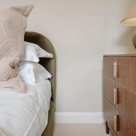 Calming Boutique Home - Walk To City *