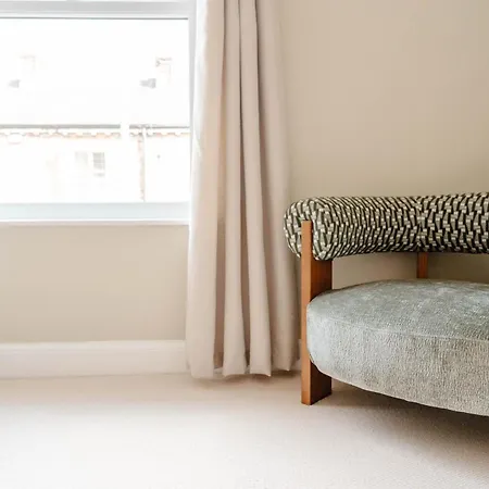Calming Boutique Home - Walk To City *