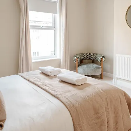 Calming Boutique Home - Walk To City Holiday home