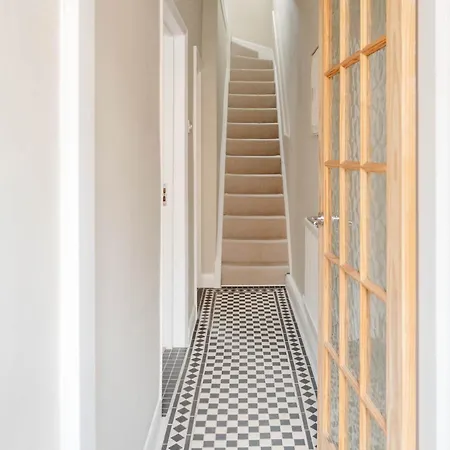 Calming Boutique Home - Walk To City Holiday home