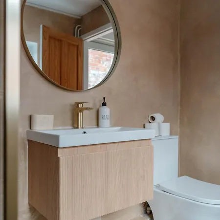 Calming Boutique Home - Walk To City * York
